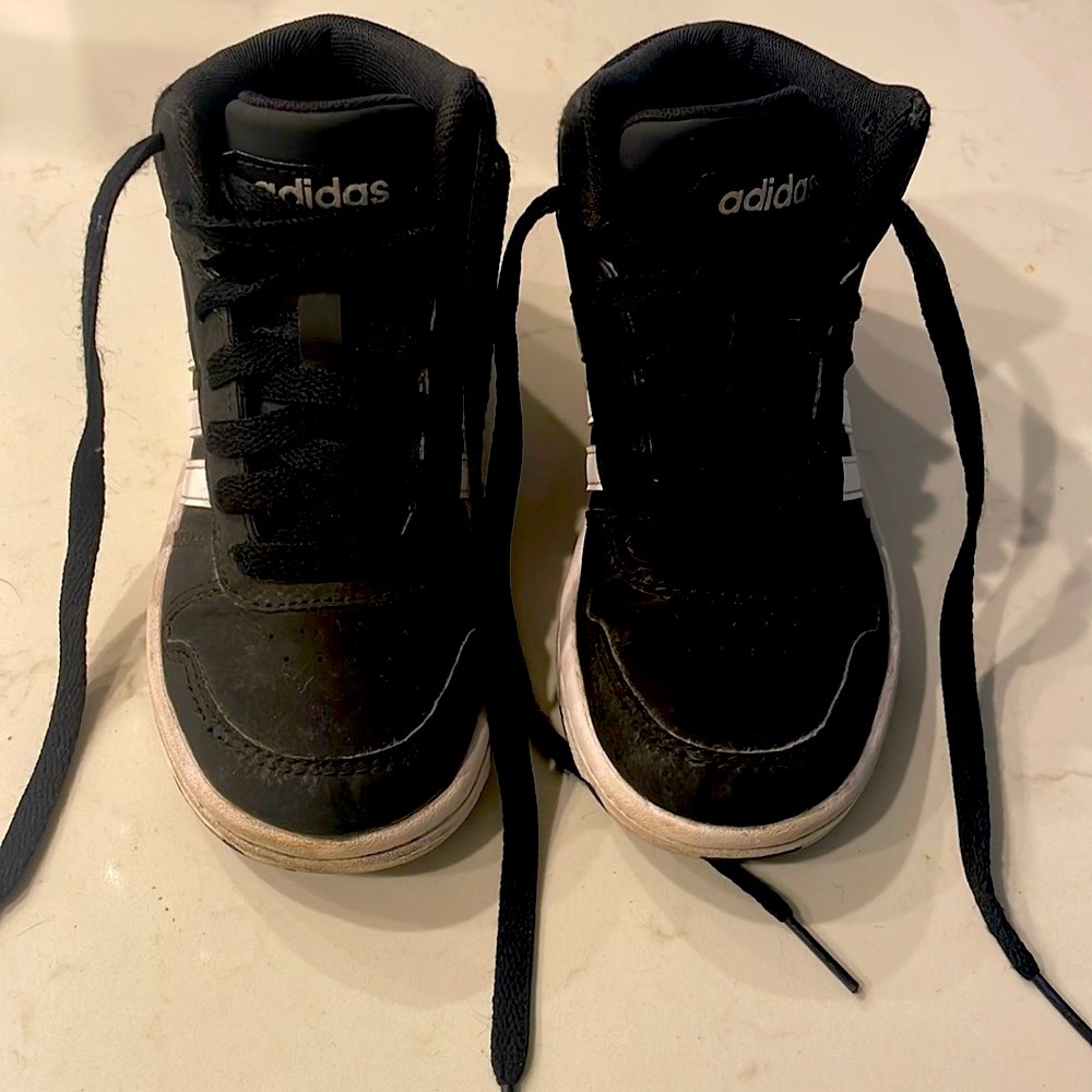 Boys size 12 Adidas High Top 🔥